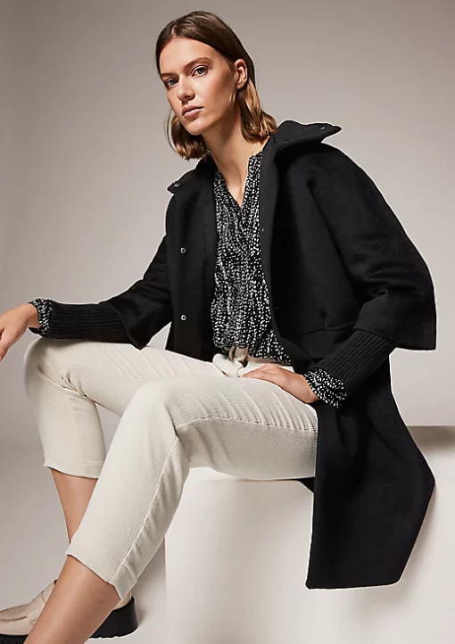 Comma, Coat Black