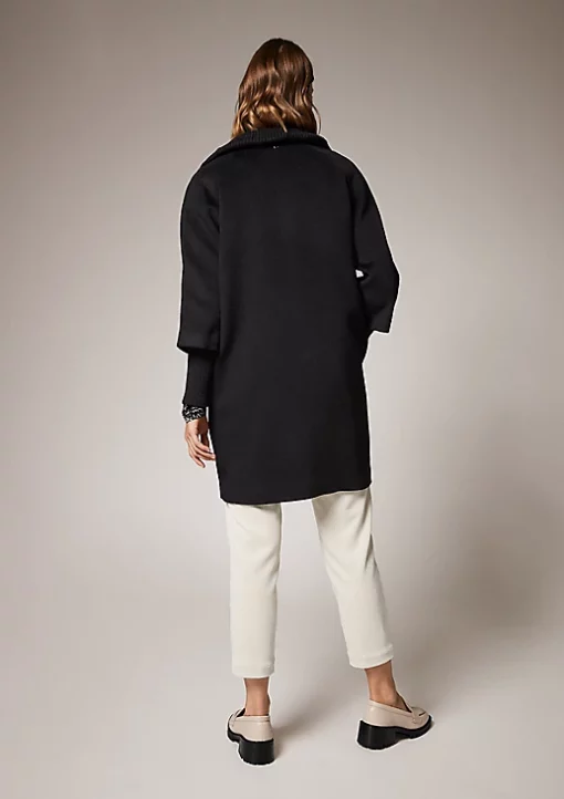 Comma, Coat Black