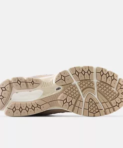 New balance 2002 Driftwood With Sandstone And Moonbeam