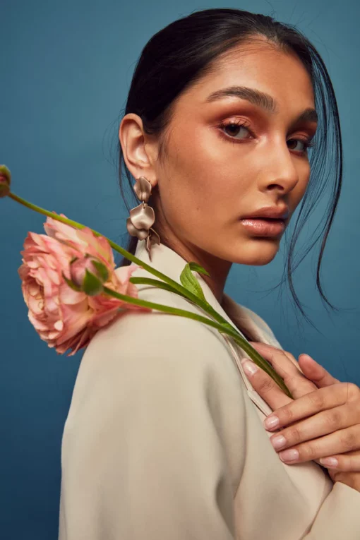 Bow19 Details Leaf Earrings Pearl Nougat