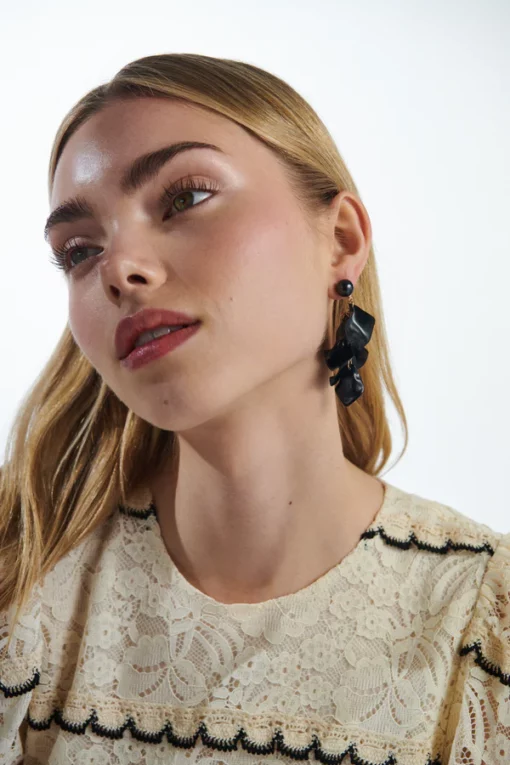 Bow19 Details Pearl Leaf Earrings Black