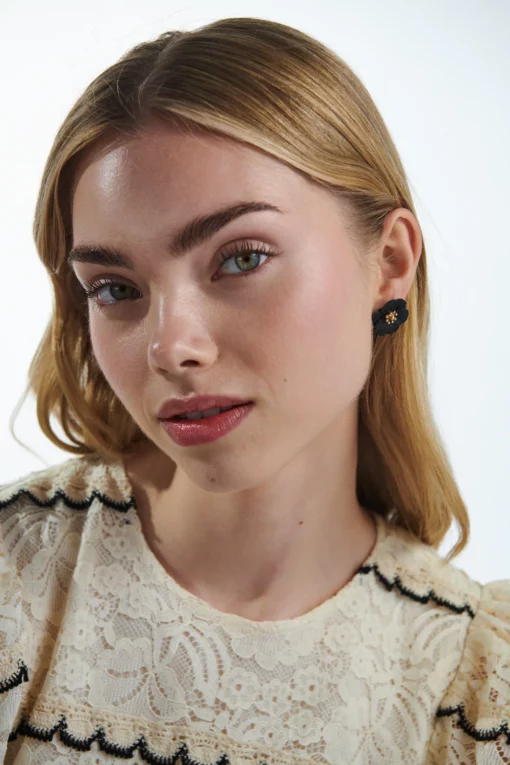 Bow19 Details Flower Small Earrings Pearl Black